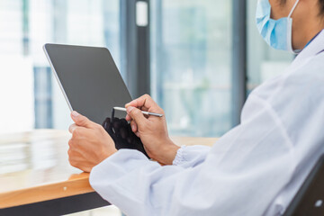 select Focus,Patients who are concerned about prostate cancer are seeking advice from counselors...