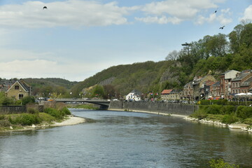 Fototapeta premium L'Ourthe le long du village touristique d'Esneux au sud de Liège 