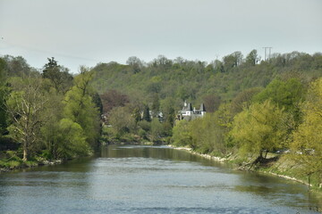 L'Ourthe s'enfonçant dans la forêt sauvage vers le chateau d'Avionpuits à Esneux au sud de Liège