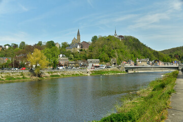 L'Ourthe et la ville d'Esneux avec le ch&acirc;teau Le Fy perch&eacute; tout en haut de la colline et son &eacute;glise 