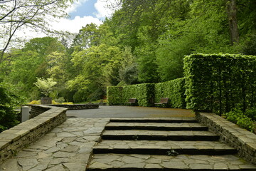 L'escalier en pente douce aux Jardins des Colonies à Laeken 