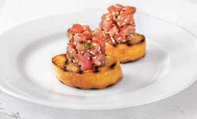 Sandwiches with tuna tartare