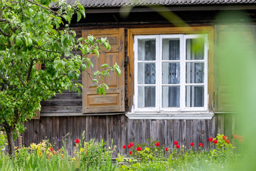 okno na Podlasiu, rustykalna zabudowa, okiennice, drewniane budowle