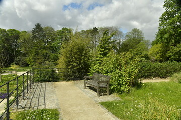 Coin de repos au milieu de la décoration paysagère luxuriante des Jardins du Fleuriste à Laeken