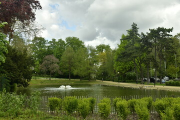 L'un des étangs entouré de végétation luxuriante au jardin Jean Sobieski à Laeken