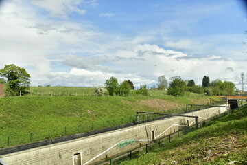 Ligne de chemin de fer Bruxelles-Binche traversant la campagne sous un ciel d'orage &agrave; Ecaussinnes d'Enghien