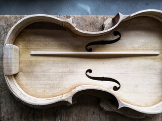 Obraz premium Raw violin body on workbench