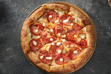 pizza de pepperoni con cebolla caramelizada sobre una mesa rustica