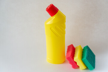 Active dishwashing detergent and colored sponges.