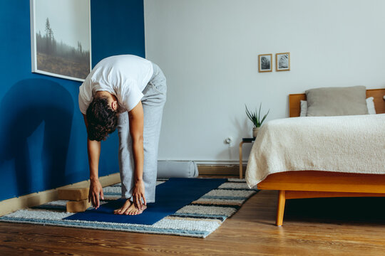 Frau macht yoga zuhause