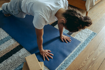 Frau macht yoga zuhause