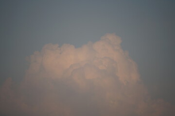 Wolken Himmel am späten Abend im Sommer mit Cumulus