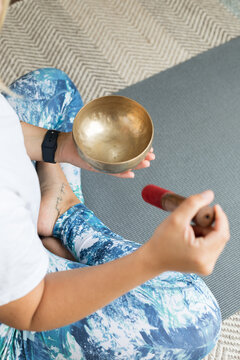 Meditation im Schneidersitz mit Klangschale