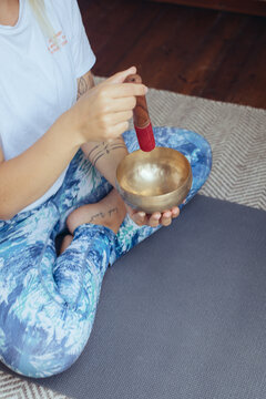 Yogalehrerin leitet Meditation an