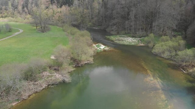 Der Fluss Doubs bei Clairbief im Pro Natura Naturschutzgebiet, Schweiz
