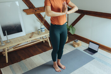 Frau macht Yoga zuhause