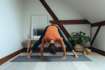 Schöne Frau macht Yoga zuhause