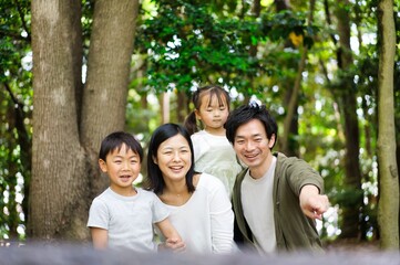 自然観察をする仲のいい家族