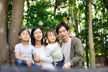 自然観察をする仲のいい家族