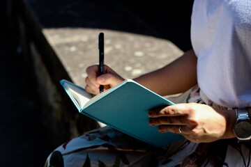 Mulher fazendo anotações em agenda - Woman making notes in agenda