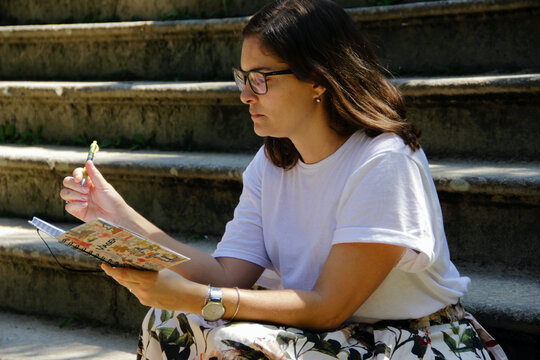 jovem mulher planejando roteiro de viagem - young woman planning travel itinerary