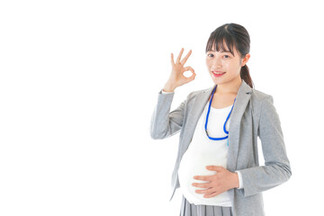 OKサインをする妊娠中のビジネスウーマン