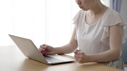 Fototapeta premium パソコンを使う不機嫌な女性