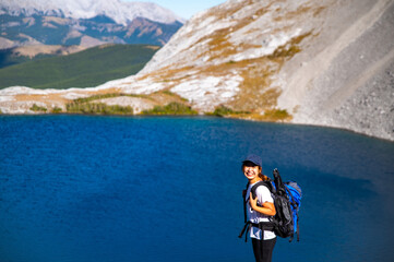 Naklejka premium the smiling girl on the blue lake