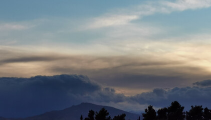 Grandi nuvole colorate al tramonto sopra le montagne dell’appennino