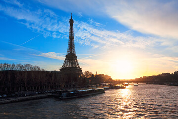 Fototapeta na wymiar Eiffel Tower and Seine river in the Twilight . Sunset over the Paris 