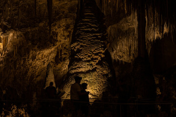 Fototapeta na wymiar Visitors Admire The Crystal Spring Dome in Carlsbad Caverns