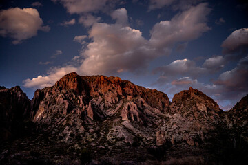 Fototapeta premium Wesstern Chisos Mountains And Clouds at Sunset