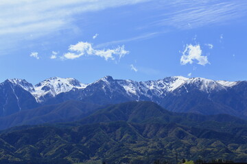 雪山と五月晴れ