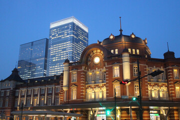 Fototapeta na wymiar 東京駅と建物に明かりが灯る街並み