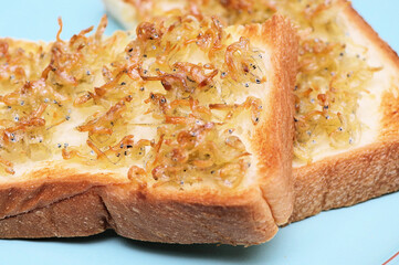 チリメンジャコの温かいオープンサンドイッチ