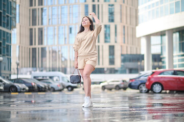 Obraz premium portrait of a young confident woman walking in a modern city