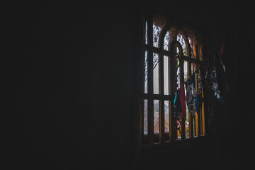 Obraz premium Light coming from a window in a dark and spooky room showing the concept of Halloween 