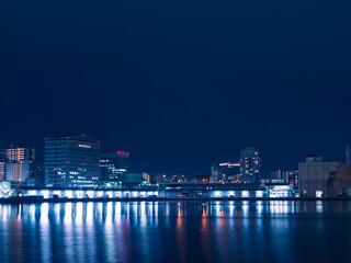 Fototapeta na wymiar 光り輝く港の街並みと海の夜景