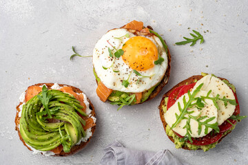 Scrambled eggs with smoked salmon and whole wheat toast