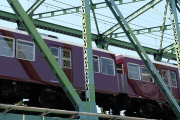 鉄橋を渡る電車
