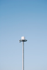 青空とシンプルな鉄塔の写真