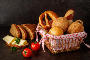 gemischter Brotkorb mit Brötchen, Laugengebäck, belegtes Käsebrot