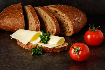 aufgeschnittenes Dinkelbrot, belegtes Käsebrot