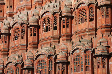 Fototapeta na wymiar Detalle de la fachada del Hawa Mahal en la ciudad de Jaipur, Rajastán, India
