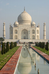 Zona de jardines y estanque con el edificio del Taj Mahal de fondo en Agra, India