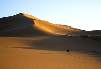 The texture of sand on the Sarykum dune is a desert in Russia, which is the second highest in the world.