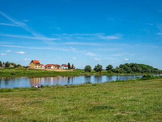 Obraz premium Elbufer in der Stadt Riesa in Sachsen
