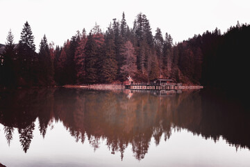 Lago di Braies, Trentino Alto Adige (BZ), Vista frontale con riflesso Baita