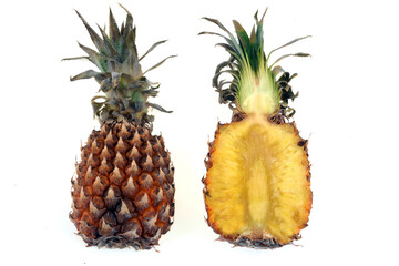 Ananas coupé en deux en gros plan sur fond blanc - obrazy, fototapety, plakaty