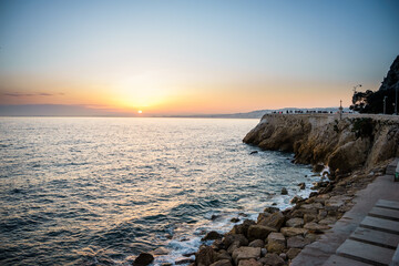 couch&eacute; de soleil sur le port de Nice, France